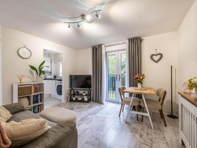 Flat for sale in Monks Orchard, Kent
