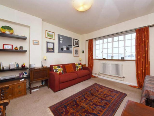 Studio for sale in Cat Hill
