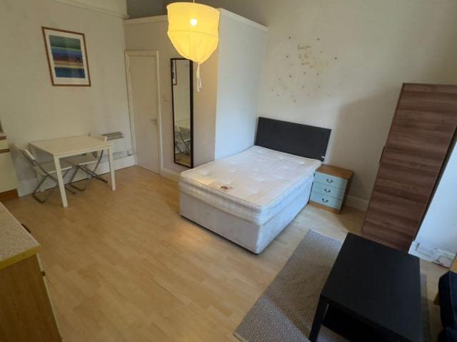 Studio for rent in Headingley Hill, Leeds