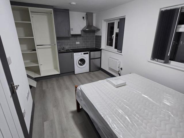 Studio for rent in Whitton, Greater London