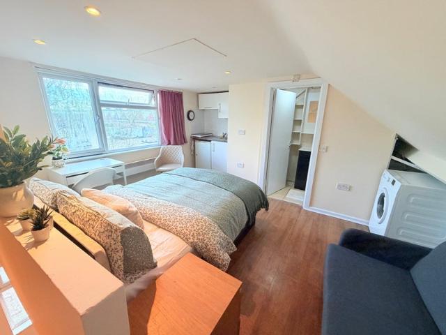 Studio for rent in Upper Edmonton, Greater London
