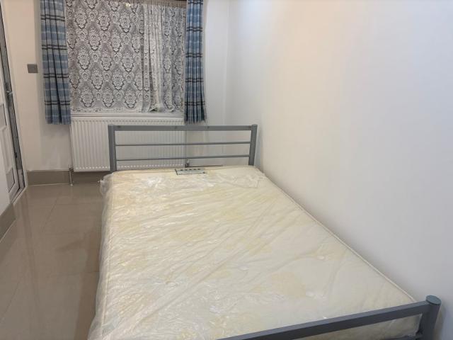 Studio for rent in Rosehill, Greater London
