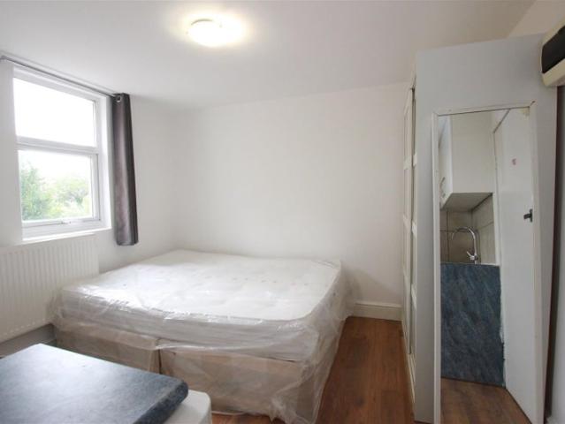 Studio for rent in Mapesbury, Greater London