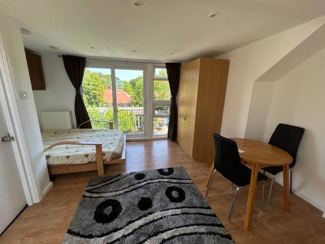 Studio for rent in Kingsbury, Greater London