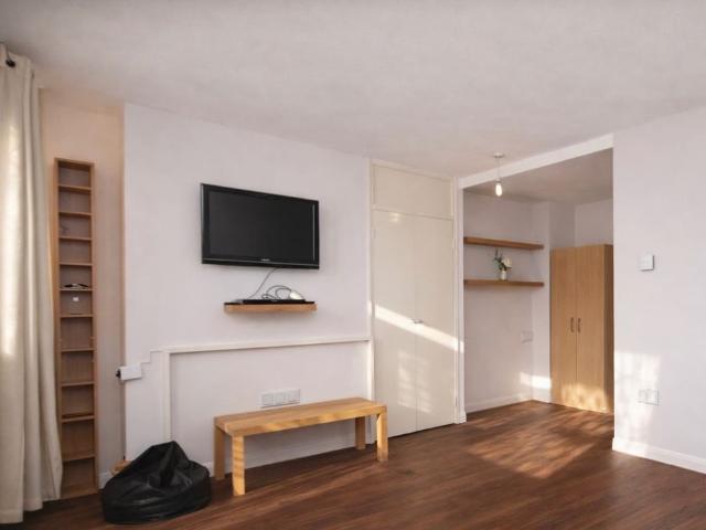Apartment for rent in Poplar Grove, Greater London