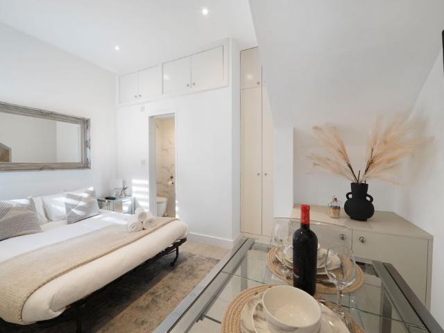 Apartment for rent in Greenhill, Greater London