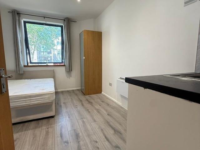 Apartment for rent in Poplar Grove, Greater London