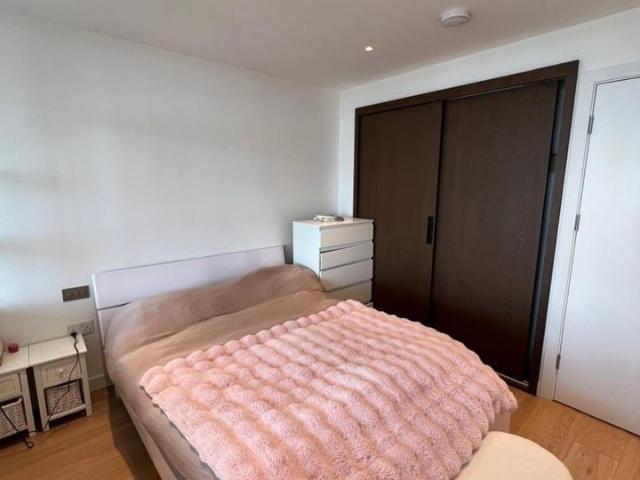 Apartment for rent in Poplar Grove, Greater London