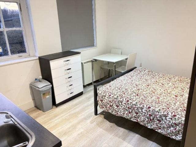 Apartment for rent in Queen's Park, Greater London