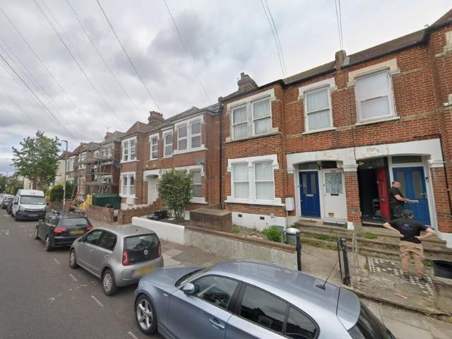Apartment for rent in Furzedown, Greater London