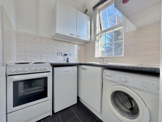 Studio for rent in London Borough of Merton, Mitcham