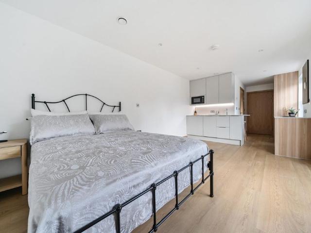 Apartment for rent in Longlands, Greater London