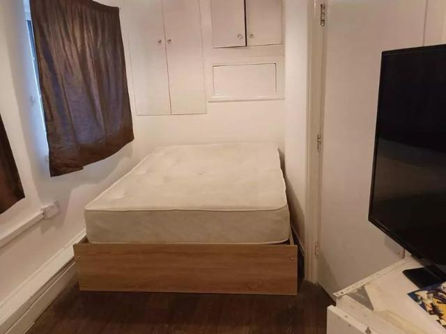 Studio for rent in London Borough of Hounslow, Heston