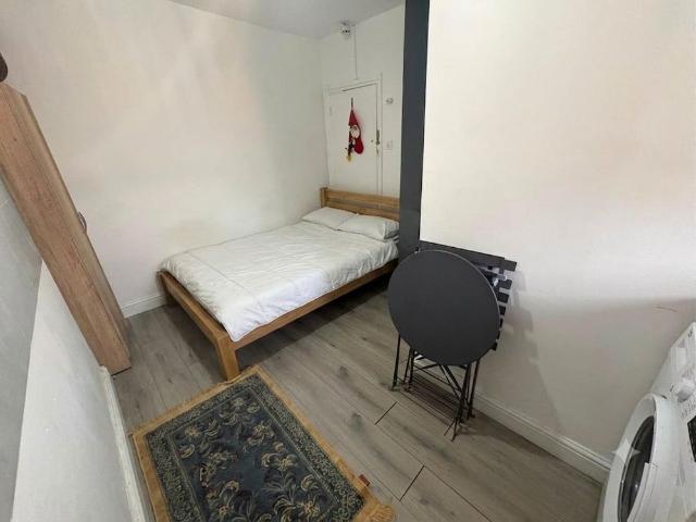 Apartment for rent in Queen's Park, Greater London
