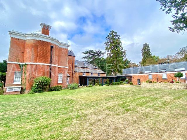 Studio for rent in Ridge, Hertfordshire