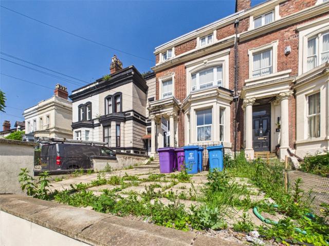Studio for rent in Elm Park, Calderstones