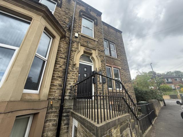 Studio for rent in Birkby, Huddersfield