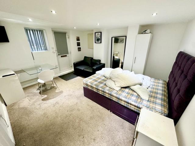 Studio for rent in Harehills, West Yorkshire
