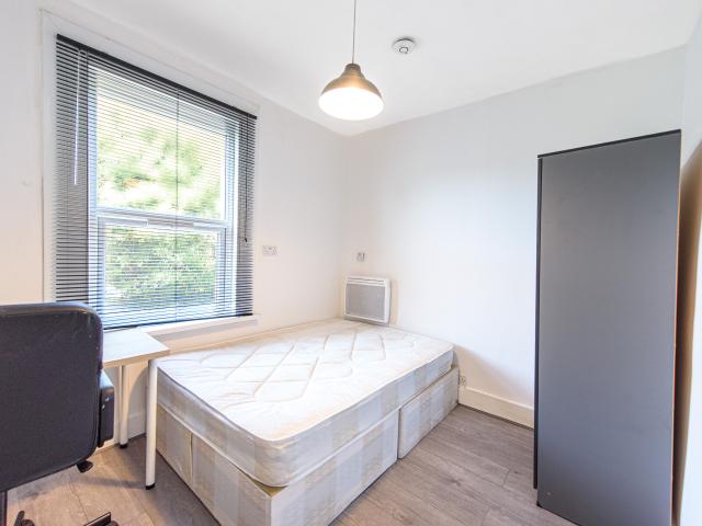 Apartment for rent in Queen's Park, Greater London