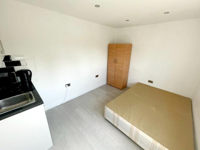 Studio for rent in Cockfosters, Greater London