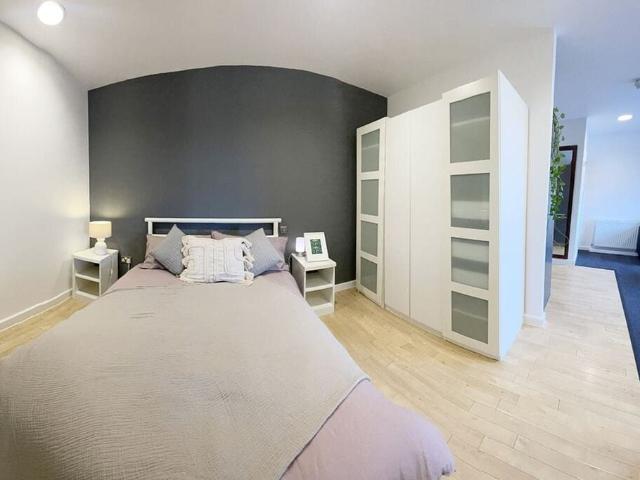 Studio for rent in Covent Garden, Victoria