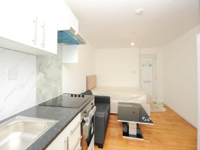 Studio for rent in London Borough of Ealing, Perivale