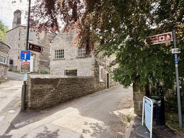 Studio for rent in Castleton, Charlesworth