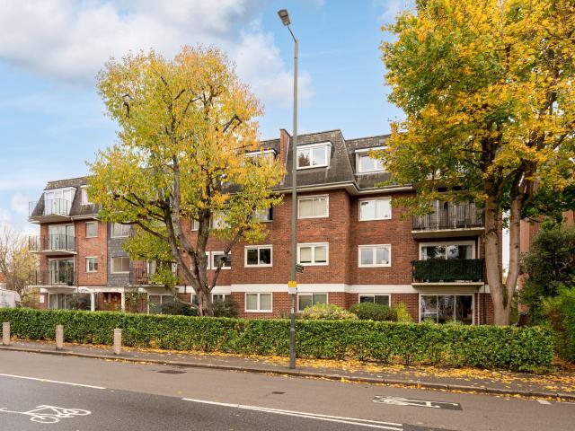 Apartment for rent in London Borough of Merton, Raynes Park