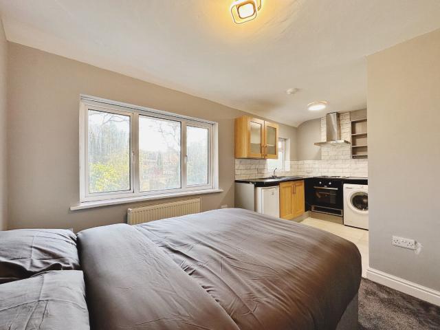 Studio for rent in Fox Hollies, West Midlands