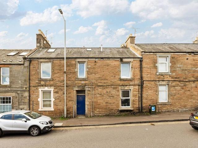 Flat for sale in Gilmerton, Scotland