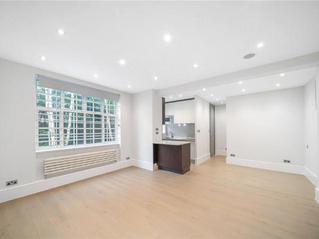Flat for sale in Kensington, Greater London