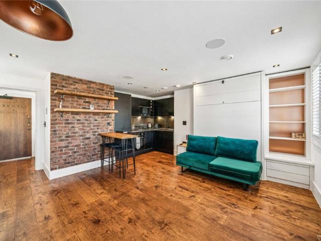 Flat for sale in Clapham, Greater London