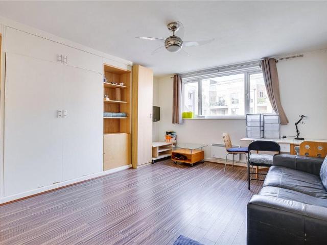 Flat for sale in Fulham, Walham Green