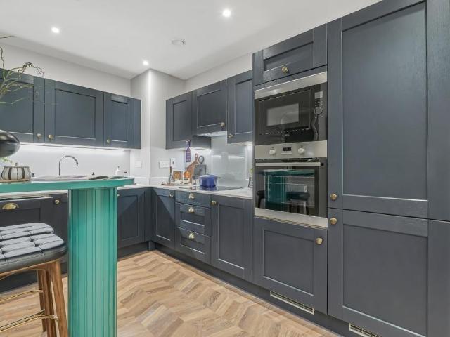 Flat for sale in Earlsfield, Greater London