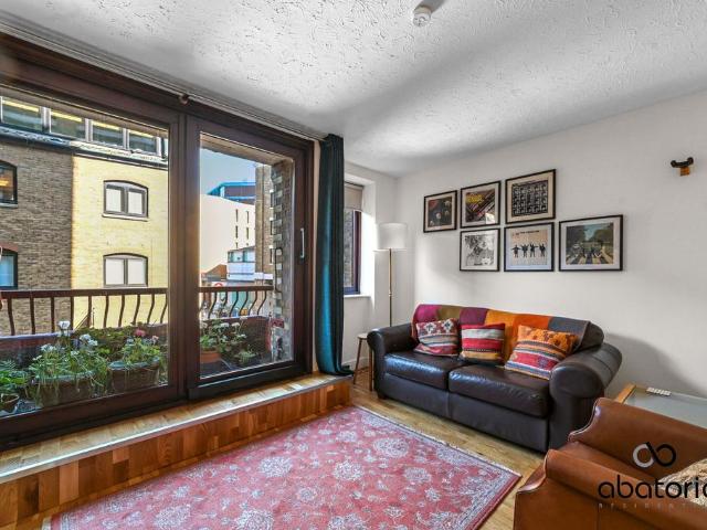 Flat for sale in Wapping, Greater London