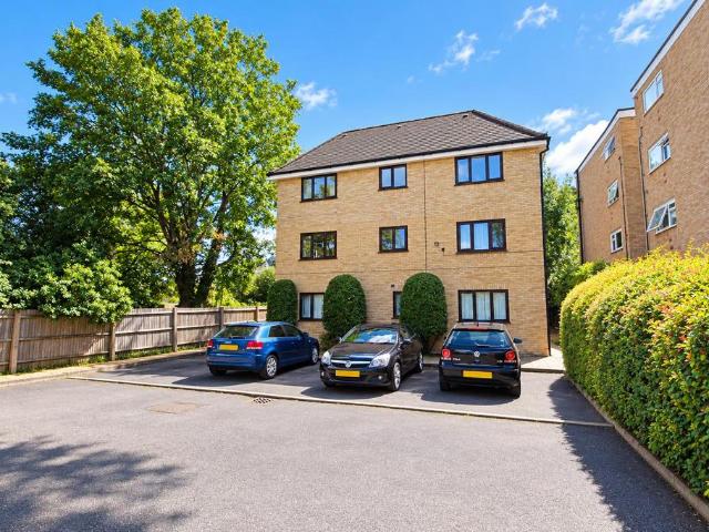 Flat for sale in Wallington, Greater London
