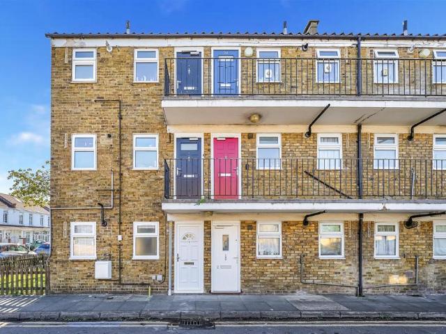 Flat for sale in London Borough of Redbridge, Greater London