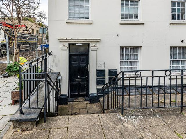 Flat for sale in Oval, Greater London