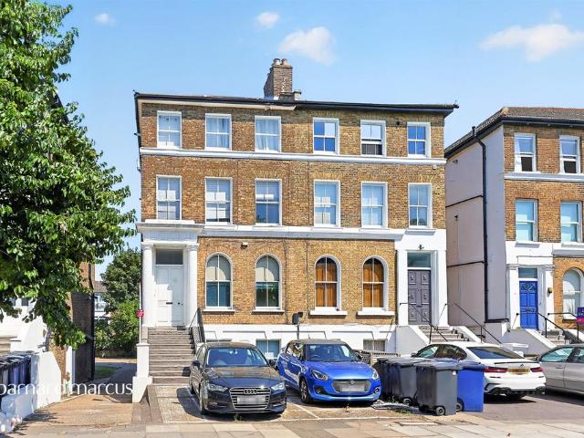 Flat for sale in London Borough of Ealing, Greater London