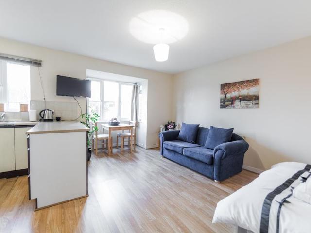 Flat for sale in London Borough of Ealing, Park Royal