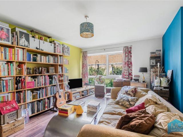 Flat for sale in Fortis Green, Greater London