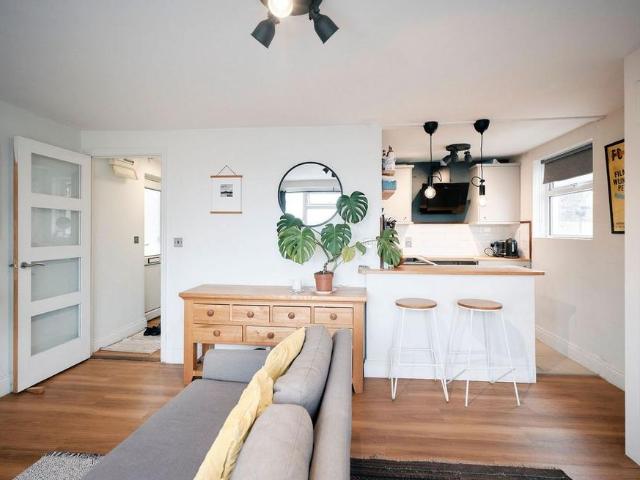 Flat for sale in Jersey Marine, Wales