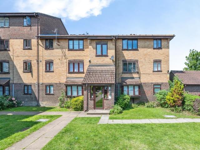 Flat for sale in Grays, Essex