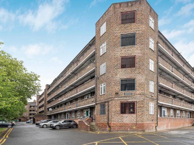 Flat for sale in Streatham Hill, Greater London