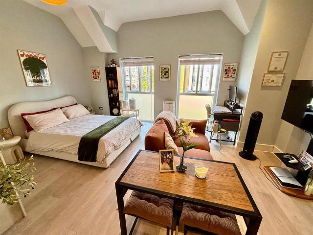 Flat for sale in Heol-las, Surrey