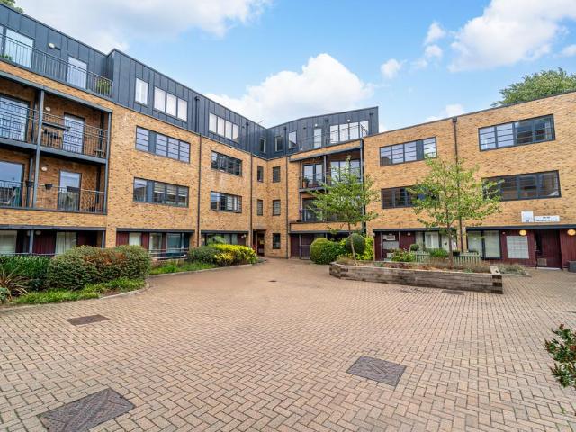 Flat for sale in Mildmay Park, Greater London