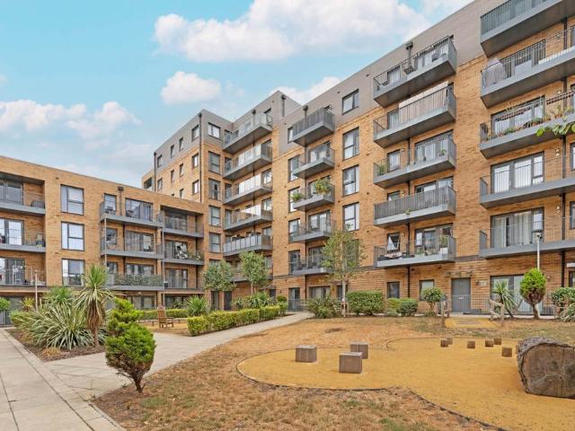 Flat for sale in New Malden, Greater London