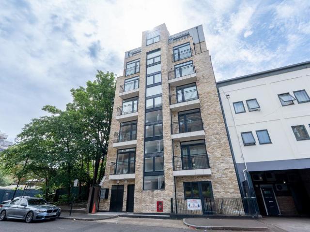Flat for sale in London Borough of Ealing, Hanwell