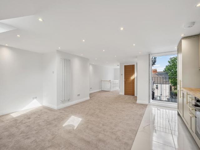 Flat for sale in London Borough of Merton, Merton Park