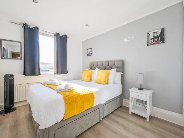 Flat for sale in Tower Hill, Greater London